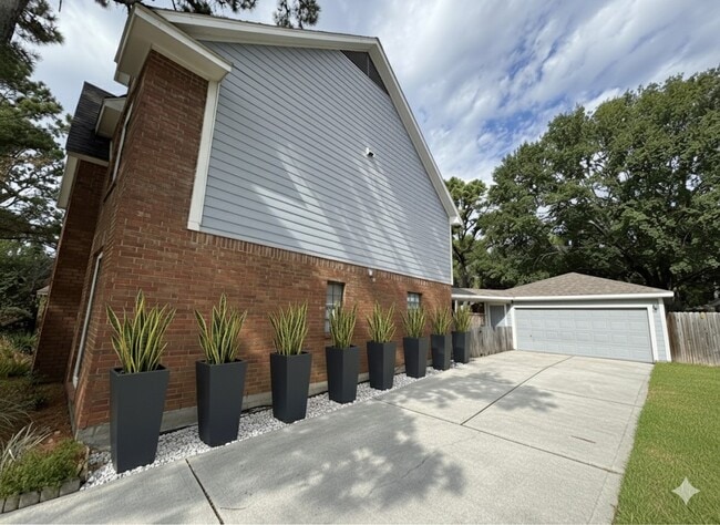 Building Photo - 16906 Scenic Lakes Way