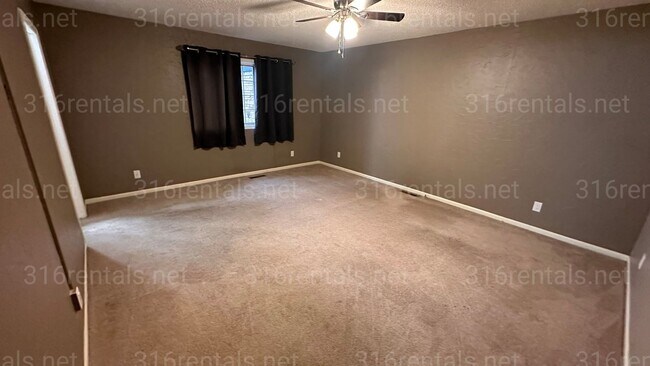 Building Photo - $1590 - 3 bedroom / 2.5 bathroom - Single ...