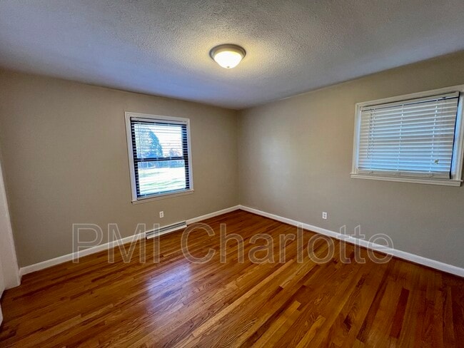 Building Photo - 528 Carolina Ave N