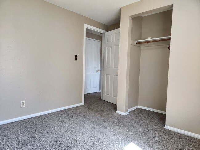 Building Photo - Spacious Lower Level Apartment Ready For R...
