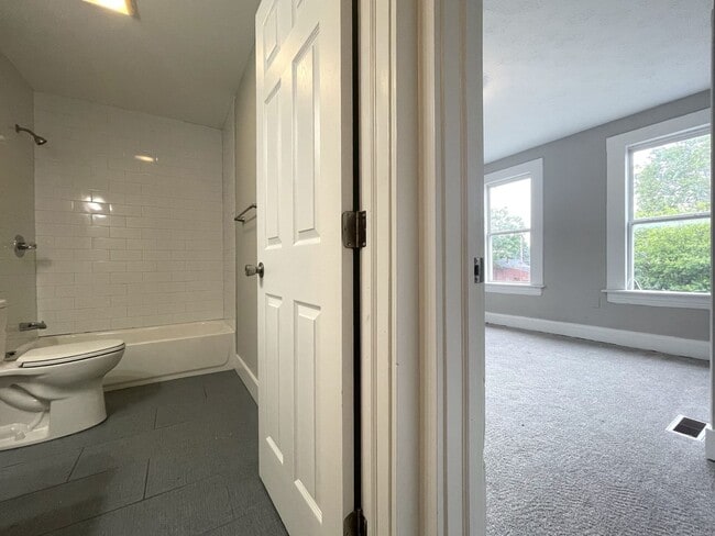 Building Photo - 85 Reeb Ave