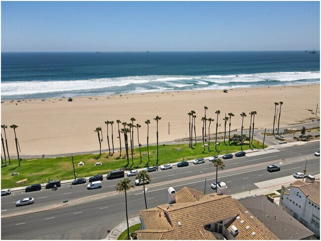 Building Photo - Oceanfront Penthouse in Huntington Beach!!