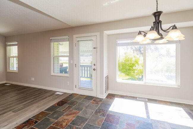 Building Photo - 5060 S Vista Dr