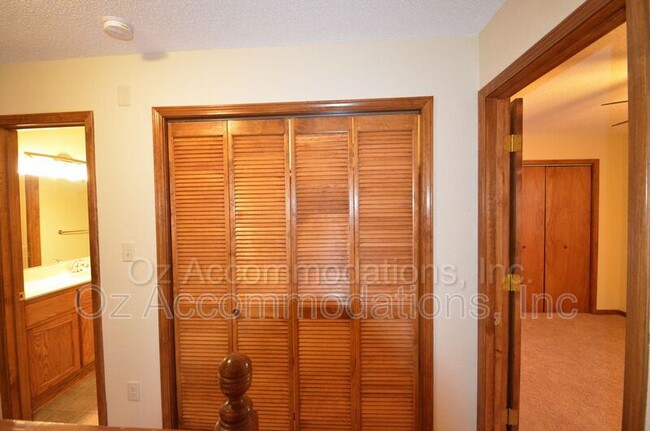 Building Photo - 311 NE Timbercreek Dr