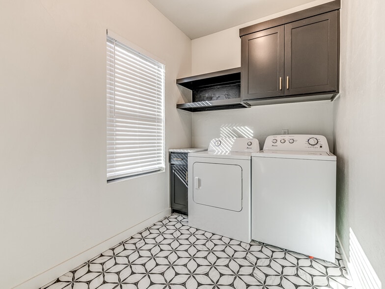 Building Photo - 3215 N Francis Ave