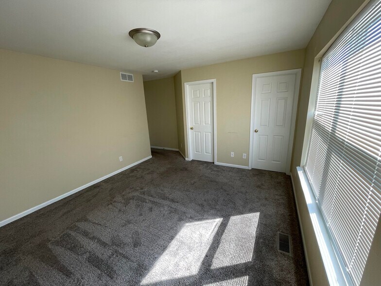 Building Photo - 1750 W Chrysler Dr