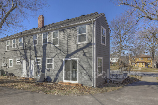 Building Photo - 643 E Meyer Blvd