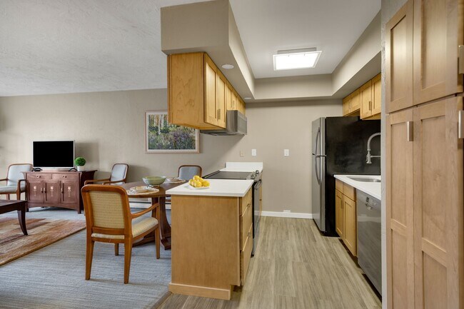 Building Photo - Perfect Downtown Furnished 1 BR Apartment