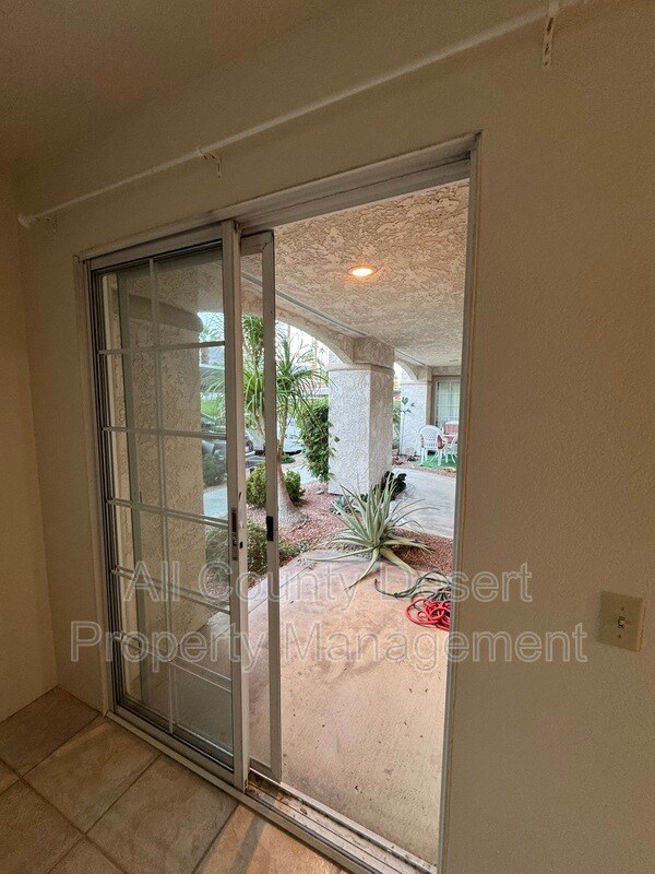 Building Photo - 2701 E Mesquite Ave