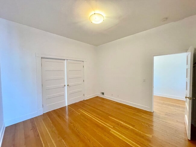 Building Photo - 3BR/2BA Renovated Victorian Full Floor Fla...
