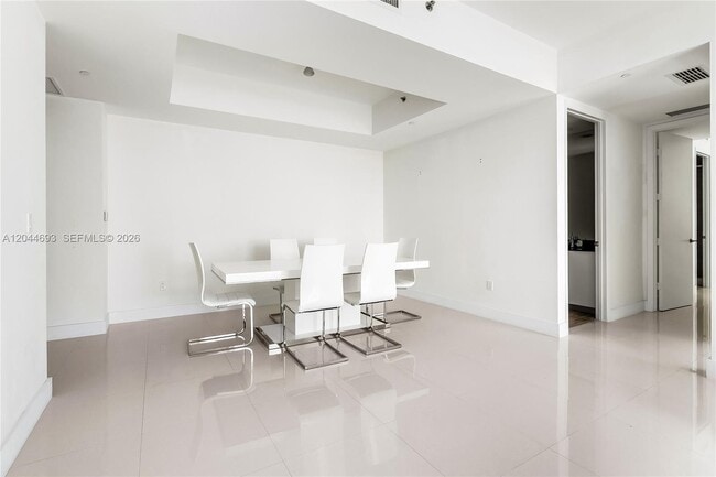 Building Photo - 16001 Collins Ave