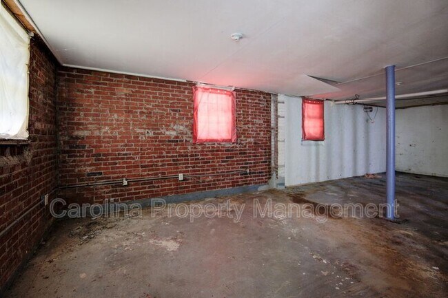 Building Photo - 607 W 19th Ave