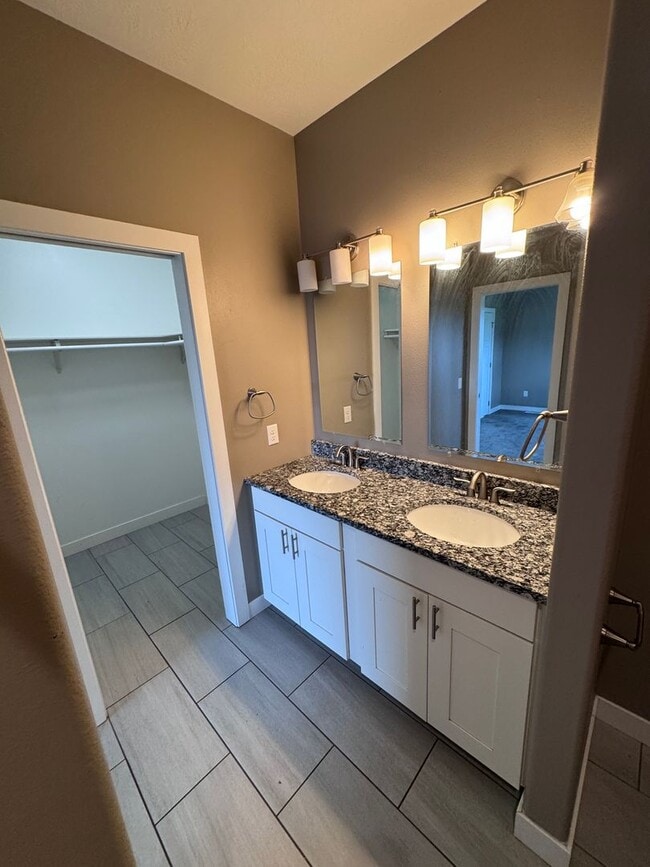 Building Photo - $2800 - 4 Bed 3 Bath Home in Westside Siou...