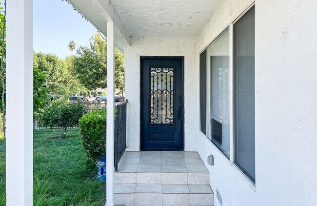 Building Photo - 345 N Florence St