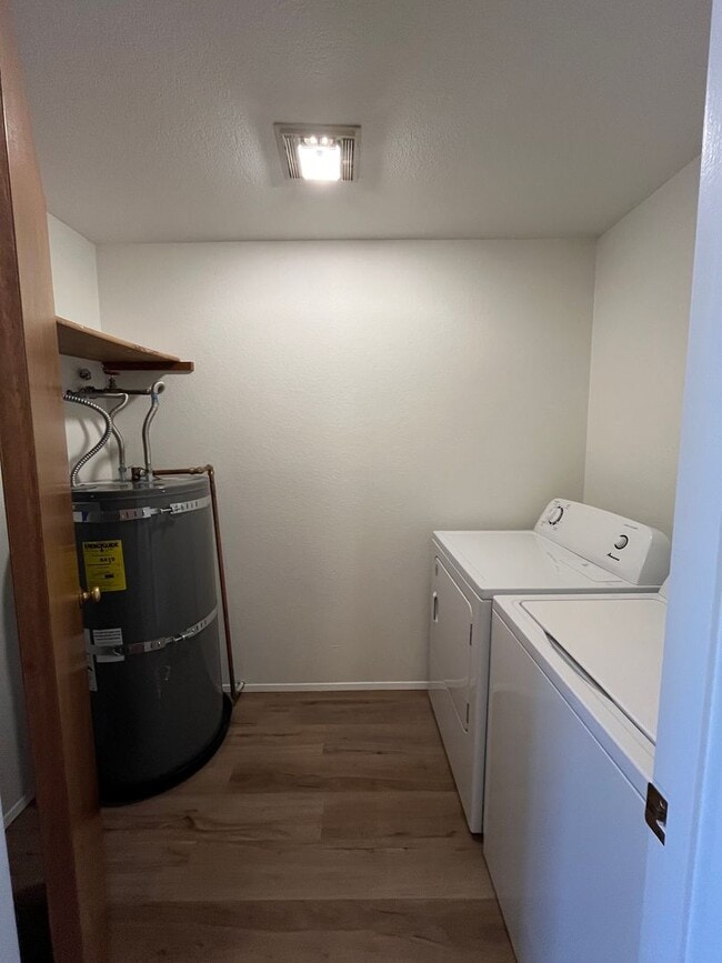 Building Photo - Conveniently Located 2 Bedroom in a Fourplex Unit