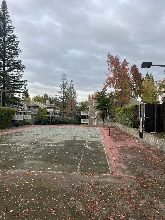 Building Photo - 235 Live Oak Cir