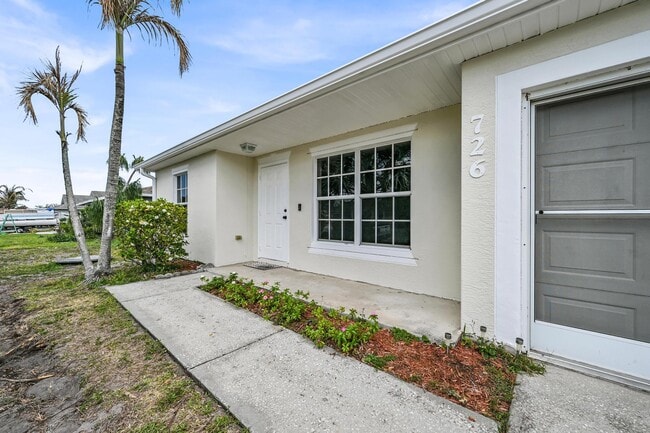 Building Photo - 726 SW Bond Rd