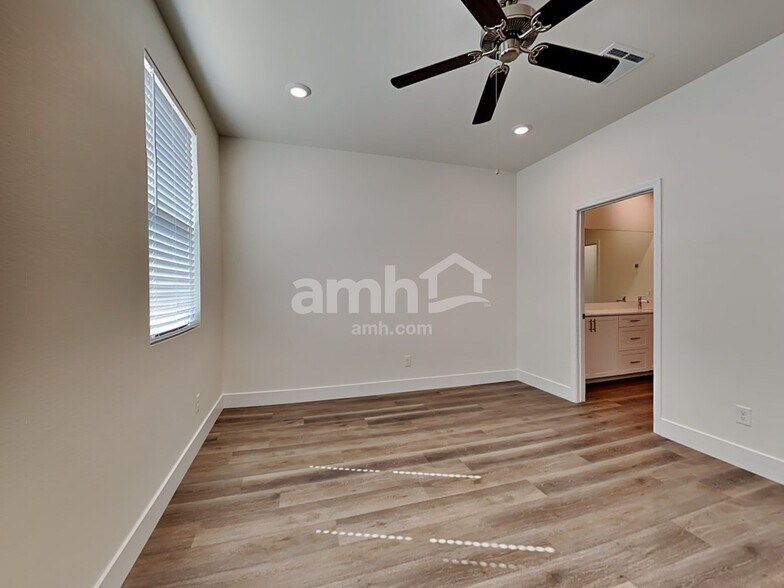 Building Photo - 525 Silverbell Falls Pl