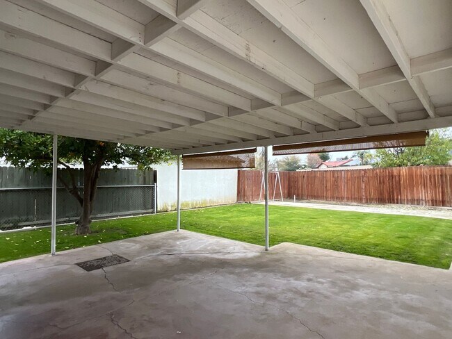 Building Photo - Northeast Bakersfield