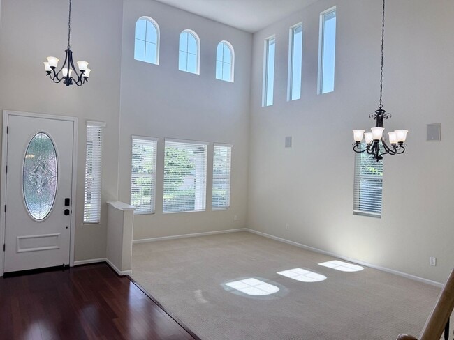 Building Photo - 5-Bed Gated Family Oasis | Prime Location & Backyard Space