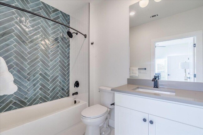 Building Photo - 3000 Duval St