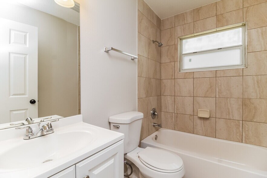 Building Photo - 2843 Kinnon Dr