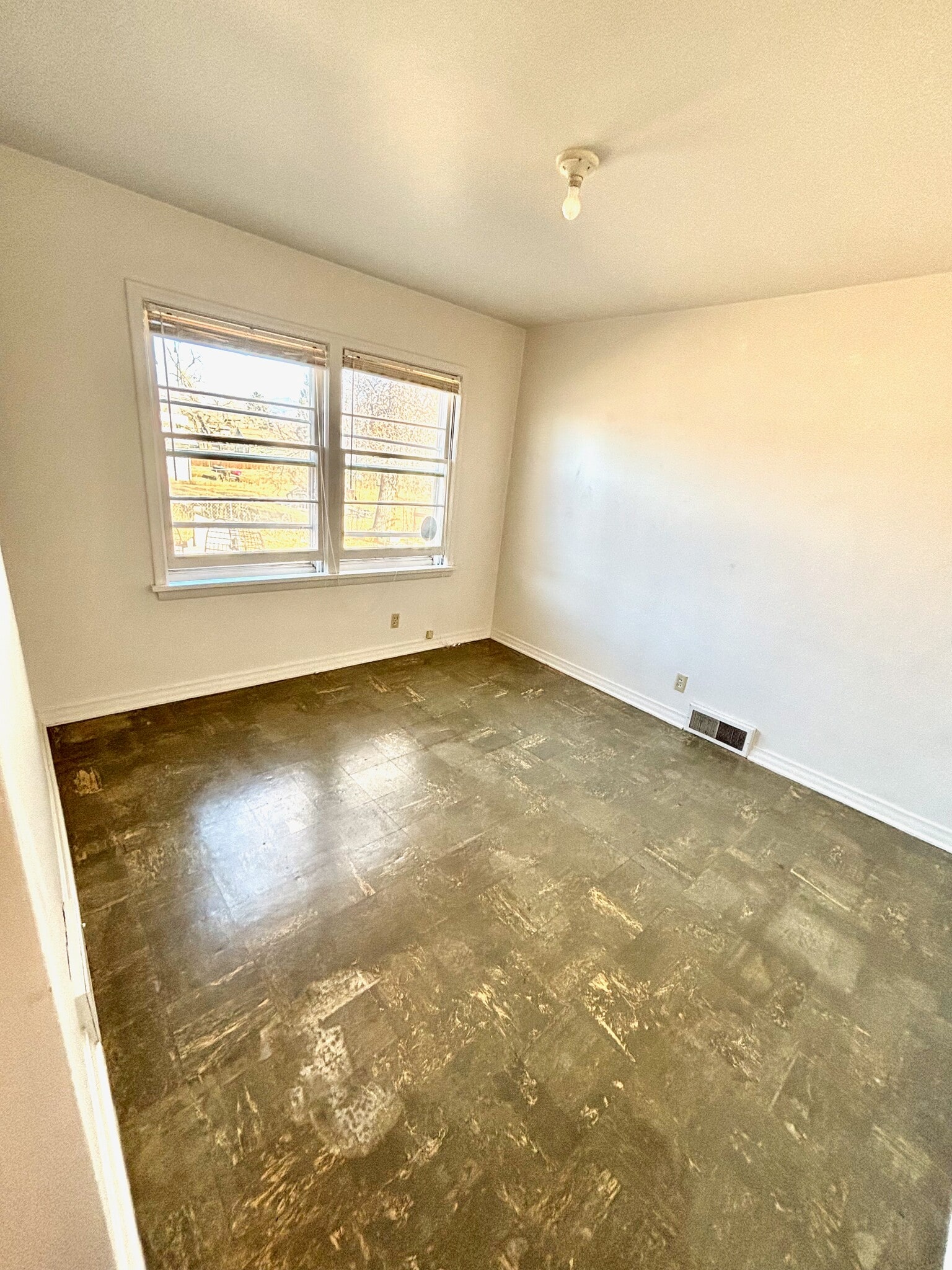 Building Photo - 522 S 10th Ave