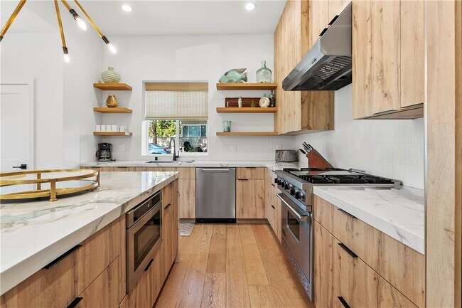 Building Photo - 520 Iris Ave