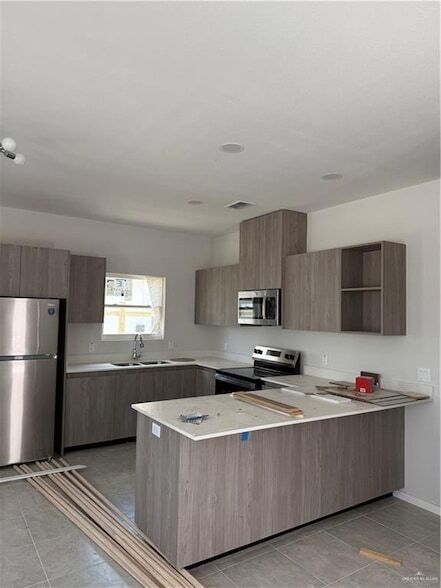 Building Photo - 402 N Alexandrite Ave