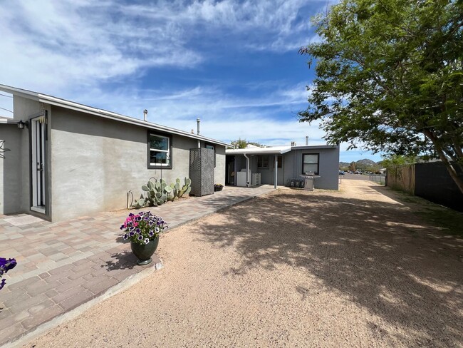 Building Photo - Furnished cozy 1 bedroom Duplex!