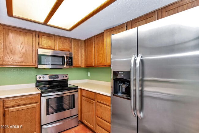 Building Photo - 33 E Beck Ln