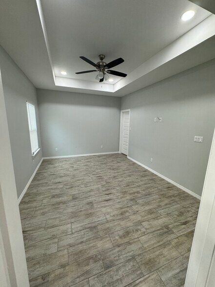 Building Photo - 1401 W Heritage Dr