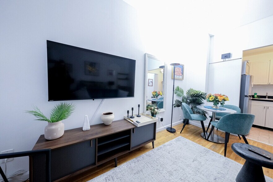 Building Photo - 305 E 95th St