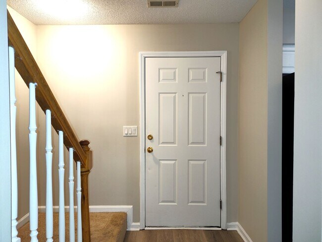 Building Photo - Cozy, 2 story, 2 bedroom, 2.5 bath Townhome Located in the Melrose Community!