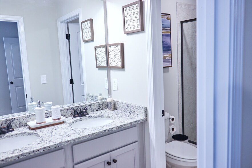 Building Photo - Room in Townhome on Bayrose Cir