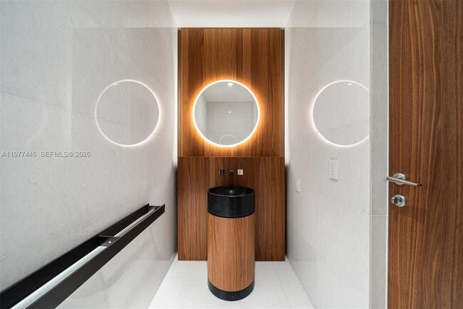 Building Photo - 5 Grove Isle Dr