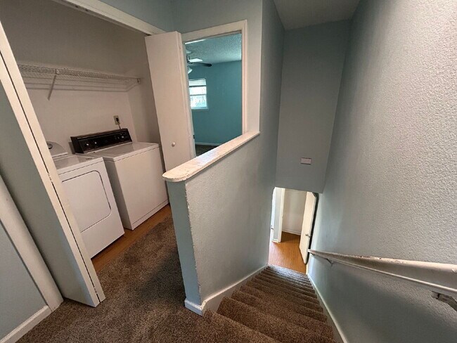Building Photo - 2BR/1.5BA Townhouse Apartment Conveniently Located!
