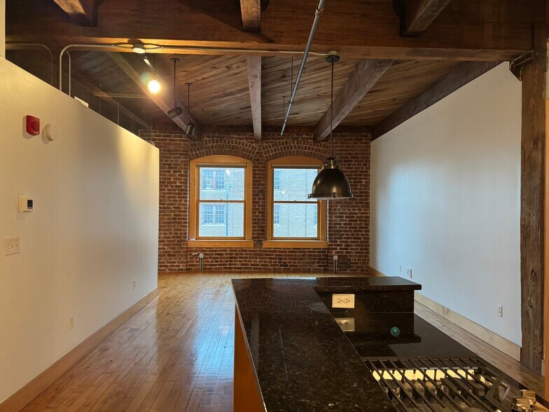 Building Photo - 105 S 9th St