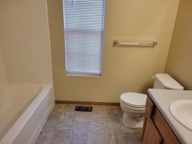 Building Photo - 3 Bedroom 2 Bath Close To Missouri State University $1295