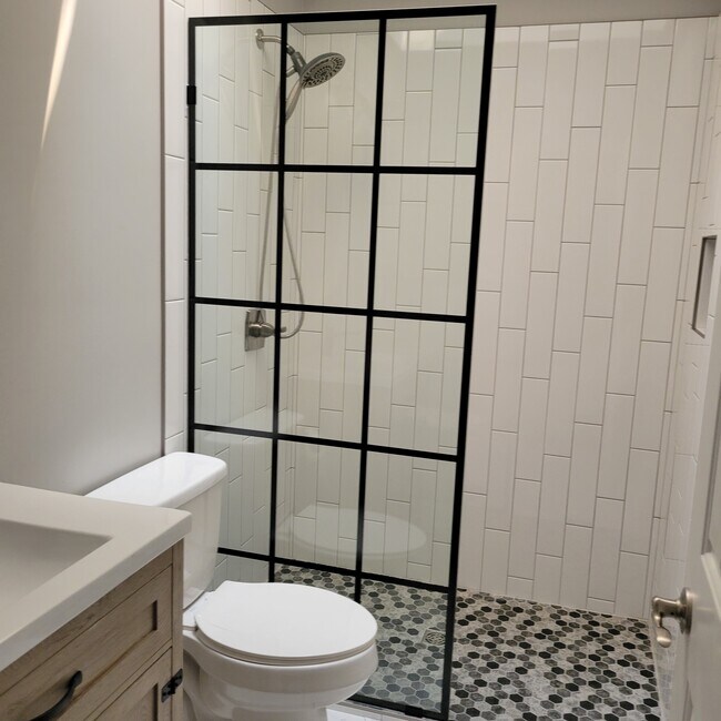 Building Photo - 110 Hilton Ln