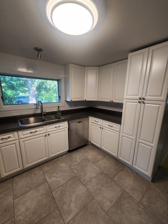 Building Photo - Charming Cottage-Style Home for Rent in Or...