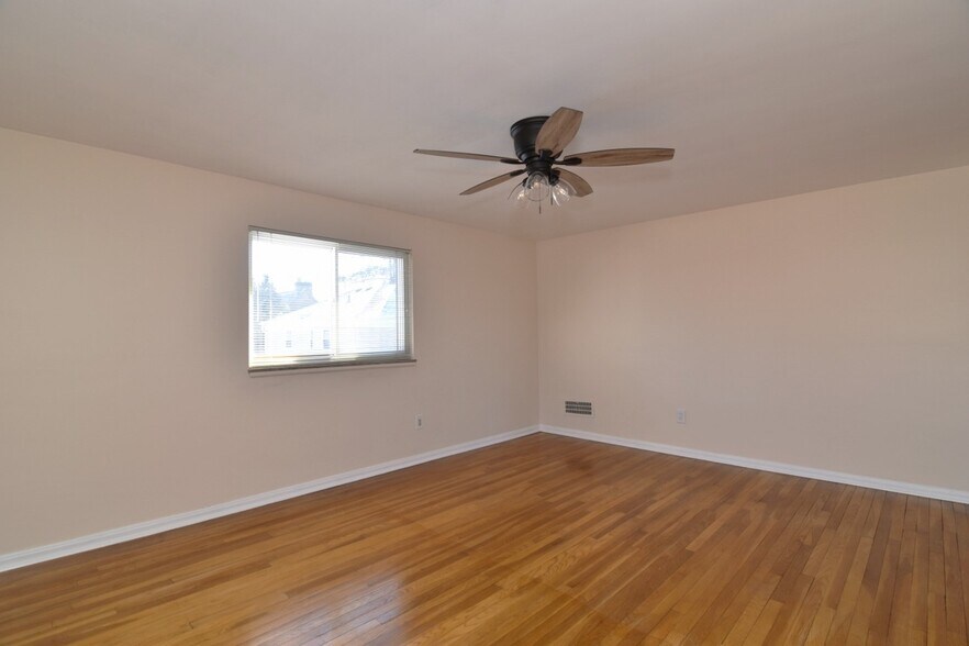 Building Photo - 2025 Riverside Dr