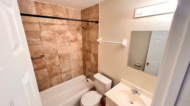 Building Photo - Spacious 2 Bed / 1 Bath Duplex in West Orl...