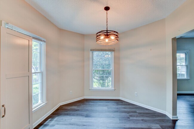 Building Photo - 922 Willow Point