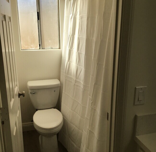 Building Photo - "Charming 1-Bedroom Retreat with Spacious Living in Lancaster – 800 Sq. Ft. of Comfort!"