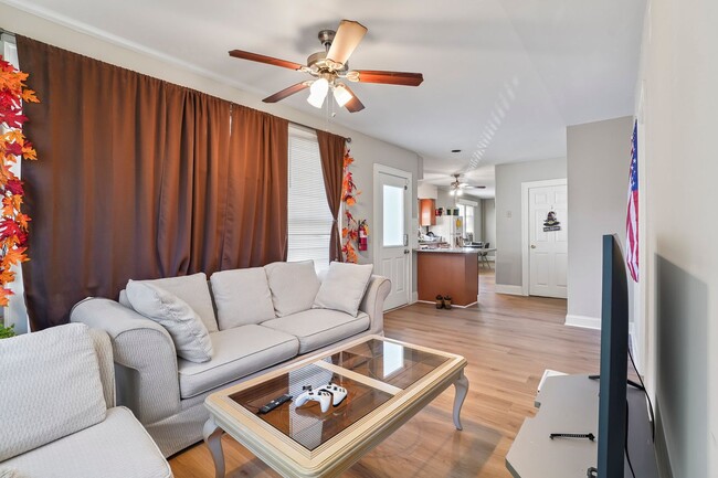 Building Photo - Ewing, NJ – 7BR / 2BA. House near TCNJ. Spacious layout. - Gambourg Properties