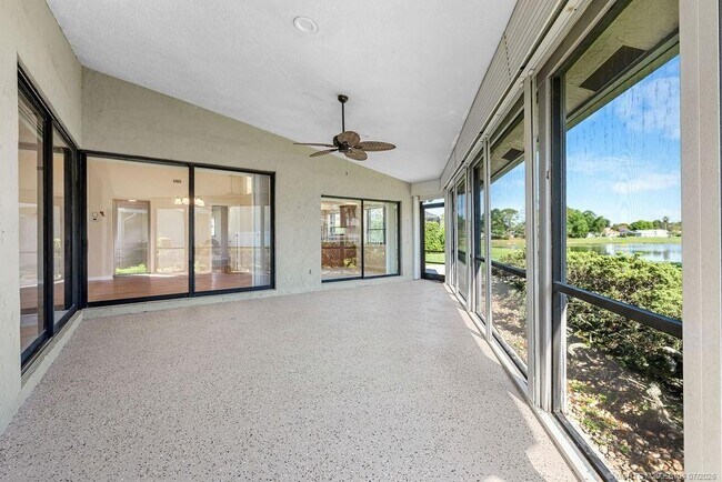 Building Photo - 2386 SW Creekside Dr