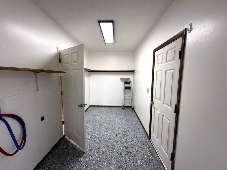 Building Photo - 3147 S Gordon Ave