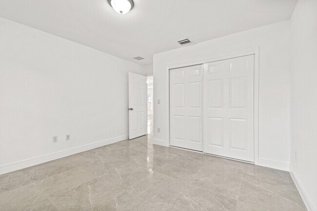 Building Photo - 427 Barnett St