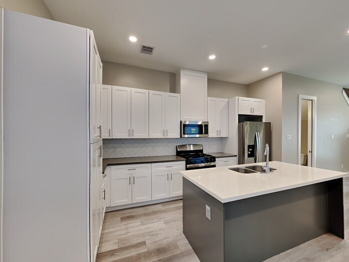 Building Photo - 223 Oriole St